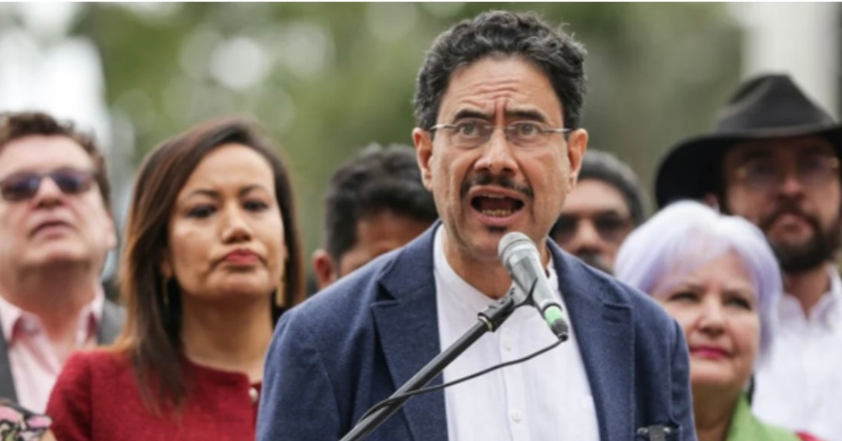Cepeda se retira de la consulta del Frente por la Vida y competirá en primera vuelta