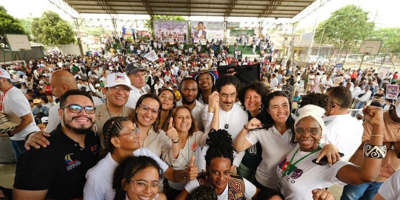 Centrales obreras anuncian apoyo nacional a la candidatura de Iván Cepeda