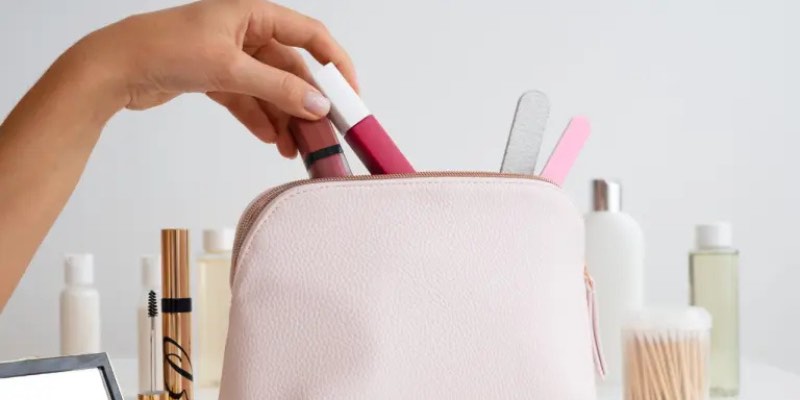 Estudio revela bacterias en el 100% de cosmetiqueras analizadas y alerta por riesgos del maquillaje