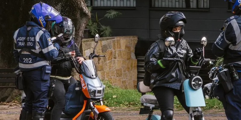 Nuevas reglas para motos eléctricas traen multas en 2026