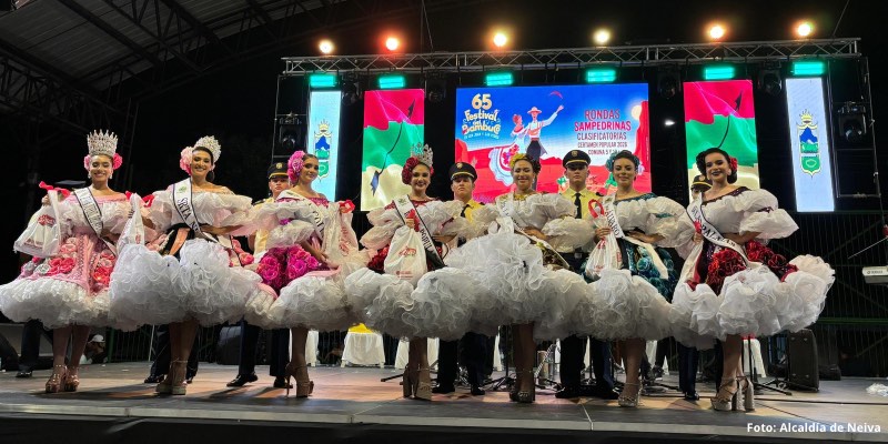 Comunas Cinco y Diez presentan sus embajadoras del folclor Y da apertura a las rondas sampedrinas