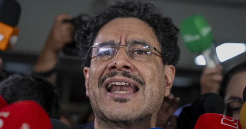 Iván Cepeda responsabiliza a Álvaro Uribe y a su Ley 100 de 1993 por la crisis estructural de la salud en Colombia