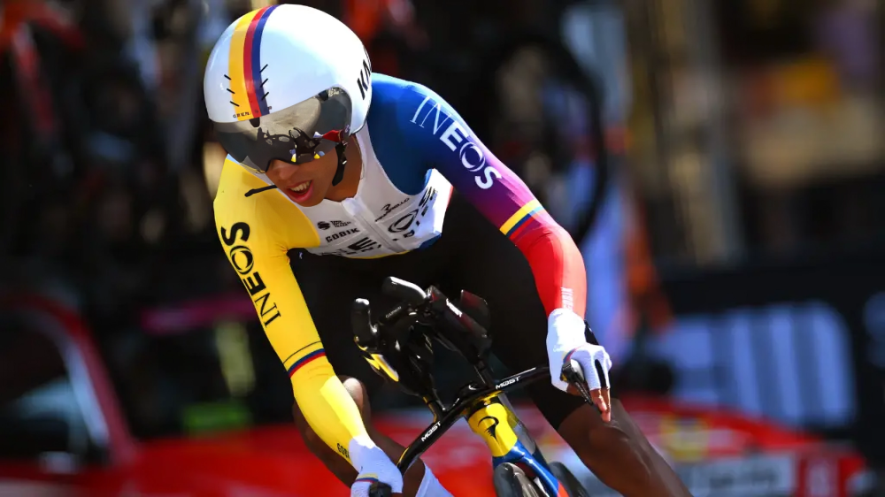 Egan Bernal sube al puesto 13 de la general tras una contrarreloj de infarto