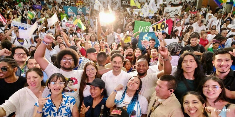 Iván Cepeda reunió a 500 jóvenes y prometió incluir sus propuestas en programa de gobierno