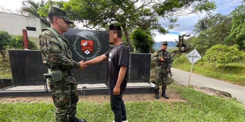 Integrante de disidencias de alias Calarcá se entregó al Ejército en Algeciras, Huila