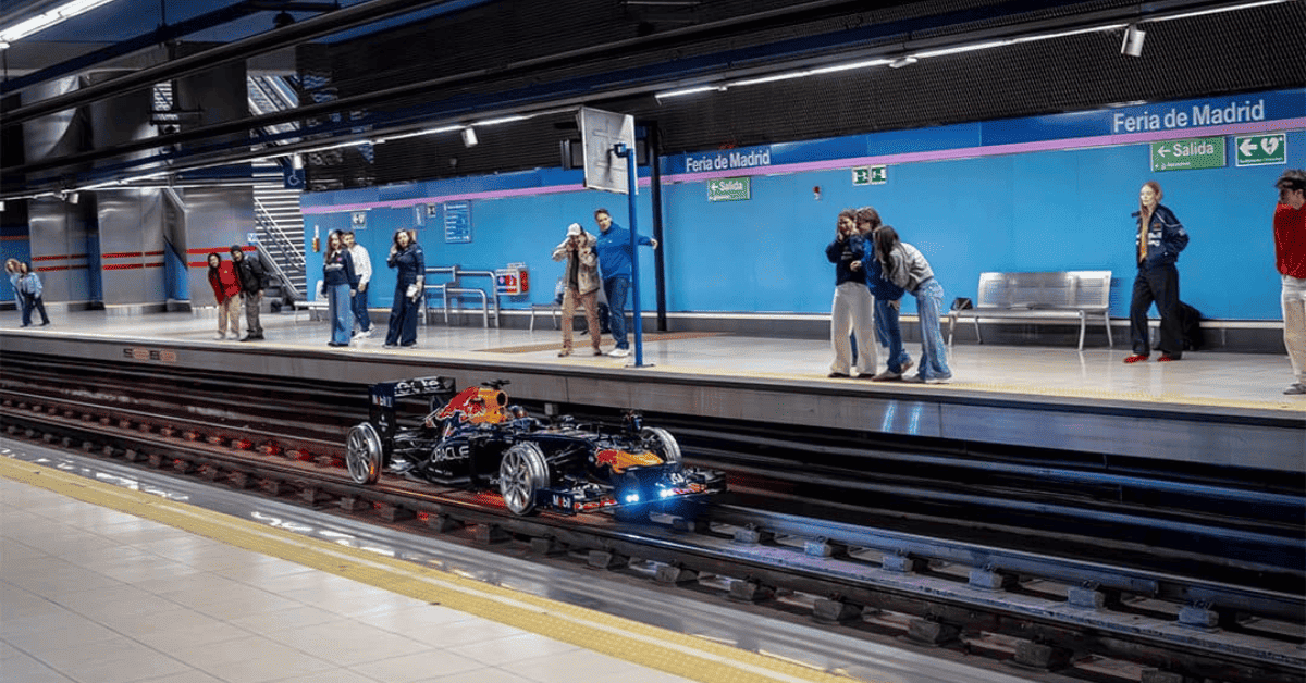 Red Bull hace historia al poner a rodar un coche de Fórmula 1 por las vías del Metro de Madrid