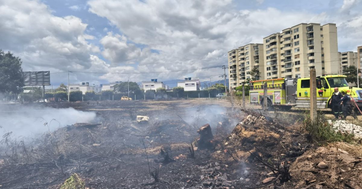 Bomberos controlan dos incendios forestales en el sur de Neiva