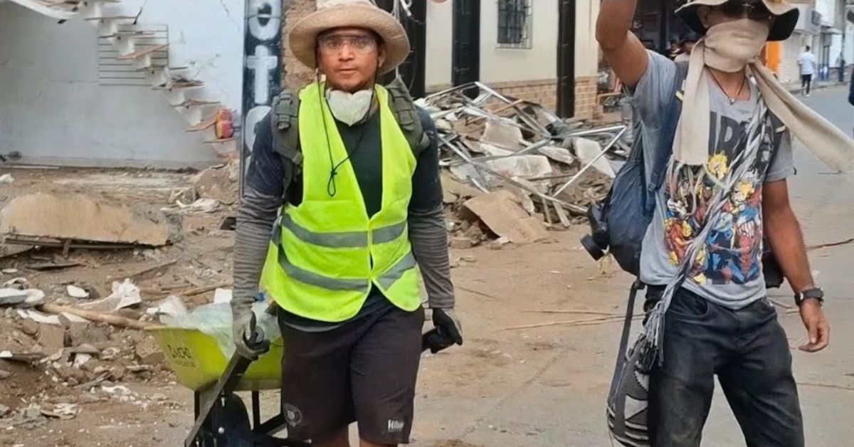 Jóvenes se toman las calles de Roldanillo para ayudar tras el terremoto