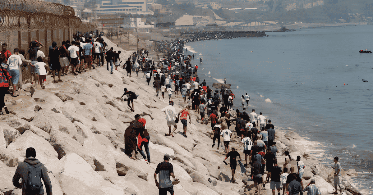 Nadar, saltar, cruzar: el desespero detrás de la avalancha migratoria que sacudió a Ceuta