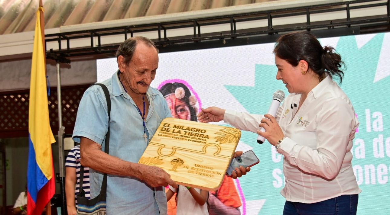 Unidad de Restitución de Tierras entrega compensaciones económicas a tres familias en Pitalito
