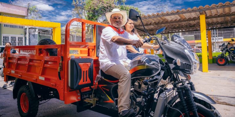 Garzón marca un hito en bienestar animal y reconversión laboral con la entrega de motocargueros y la jubilación digna de 20 equinos