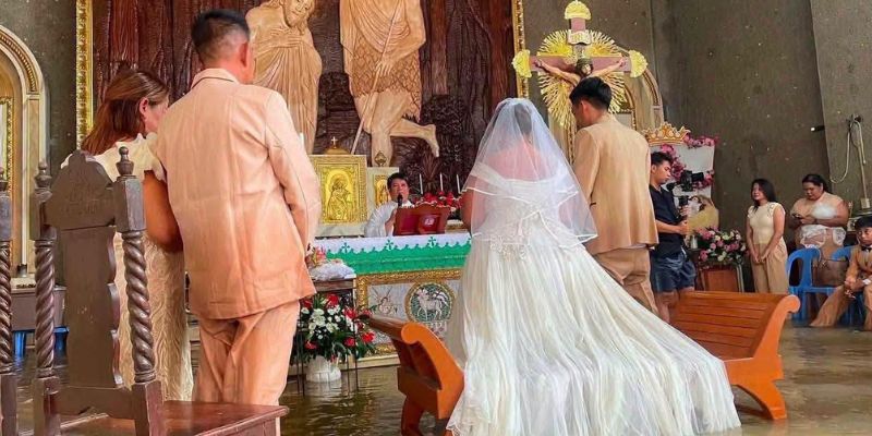 ¡Ni la inundación los detuvo! Pareja se dio el “sí, acepto” con la iglesia completamente bajo el agua