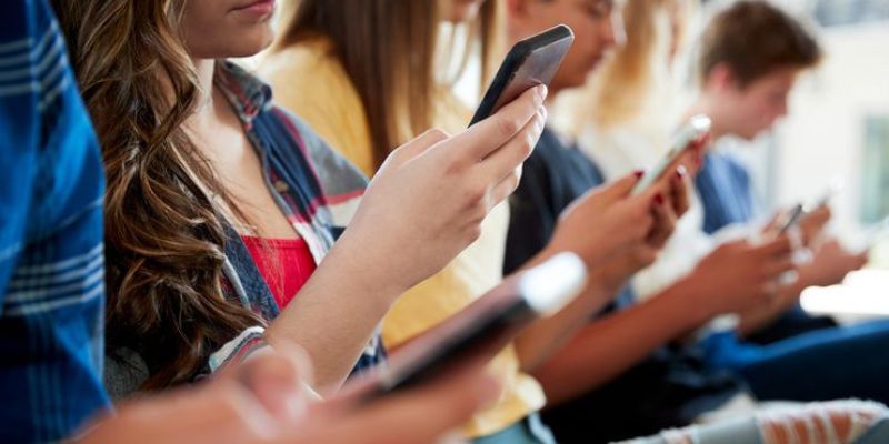 Radican proyecto para prohibir redes sociales a menores de 16 años