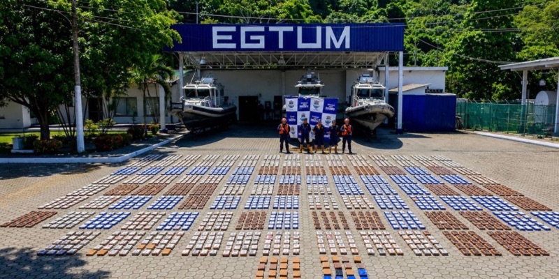 Armada incauta más de dos toneladas de cocaína en el Pacífico