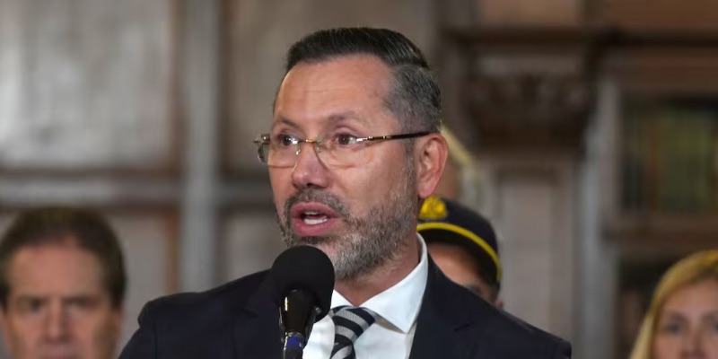 Ministro de Vivienda pide disculpas por viaje a Santa Marta en plena emergencia