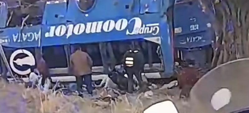 Dos muertos y 15 heridos tras volcamiento de bus de Coomotor