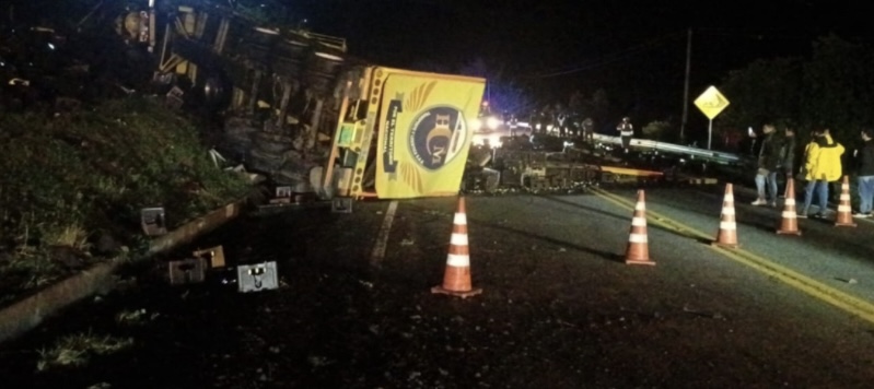 Camión cargado de cerveza se vuelca y bloquea la vía Bogotá-Villavicencio