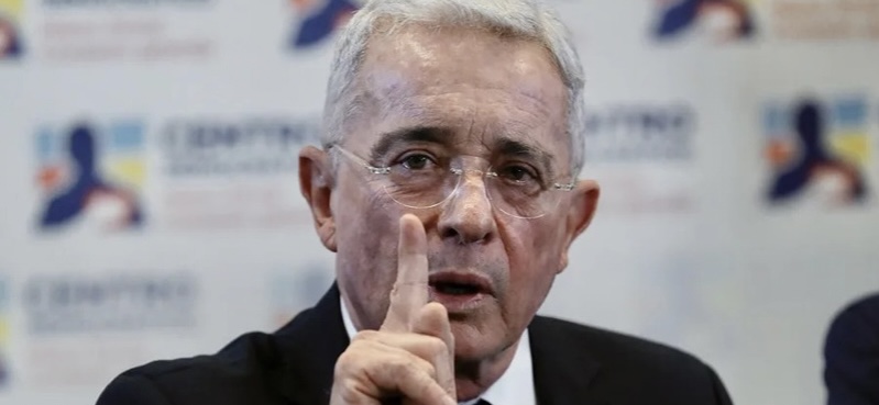Uribe pide prohibir tratamientos hormonales en menores