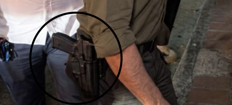 La imagen de Abelardo con un arma al cinto que causa revuelo en Colombia