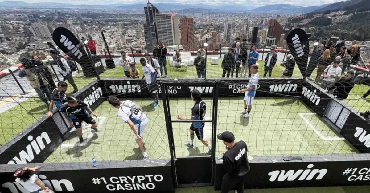 Fútbol a 196 metros de altura: Bogotá alberga un histórico partido en la cima de la Torre Colpatria