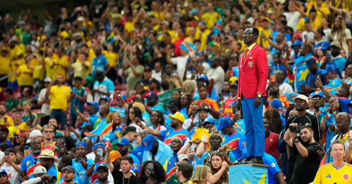 La emotiva historia de Michel Kuka el aficionado del Congo que permanece inmóvil en las tribunas