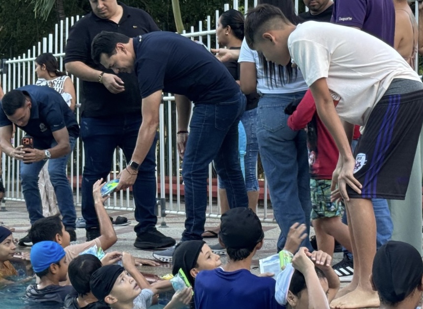 Más de 50 niños reciben nuevos implementos para fortalecer la natación en Neiva