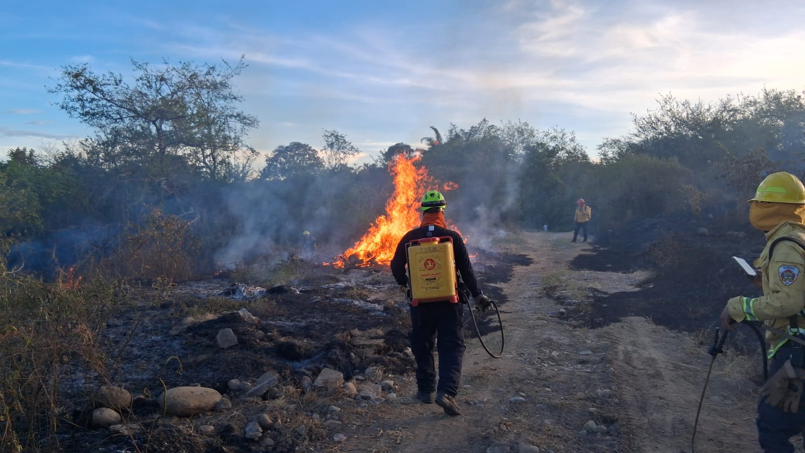 Bomberos atendieron dos incendios forestales de gran magnitud y piden denunciar las quemas