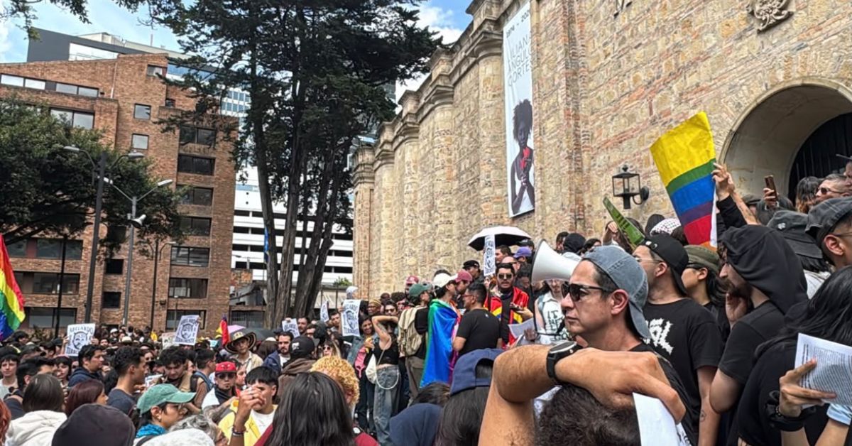 Policía despliega Esmad y tanqueta frente al Museo Nacional antes de plantón por el retiro de obras